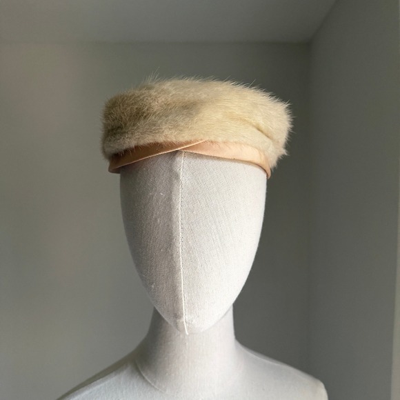 Vintage 50's Genuine White Fur Pillbox Hat Satin Ribbon Elegant Glam Jackie O - Picture 2 of 7